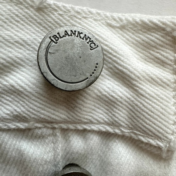 BLANKNYC Women's White Denim Distressed Frayed Hem Shorts Size 27 - Picture 7 of 8
